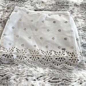 Abercrombie mini skirt . Soft fabric with cut out detail . Never been worn 💕